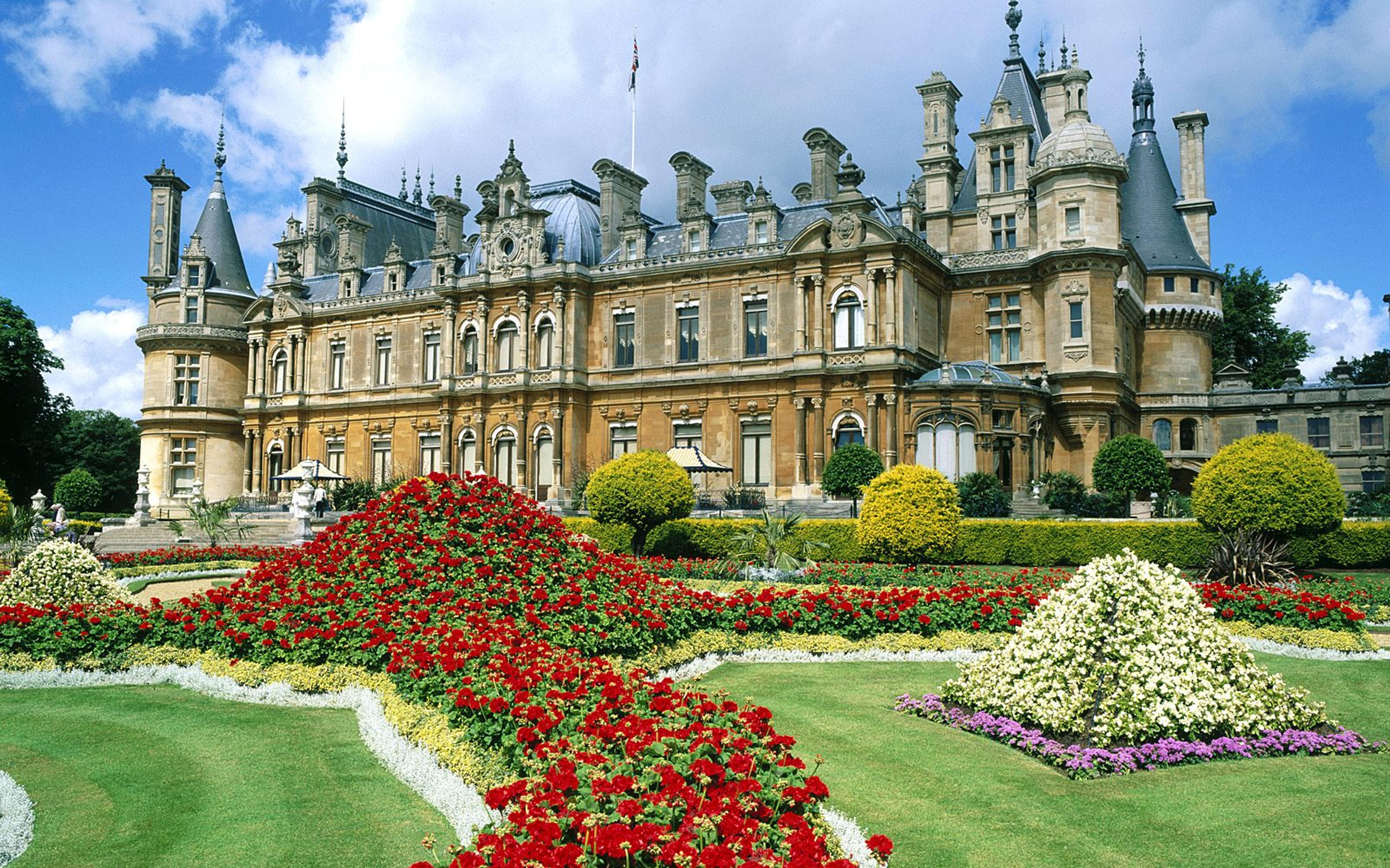 Buckingham Palace - A beautiful building and garden Wallpaper Download 5120x3200