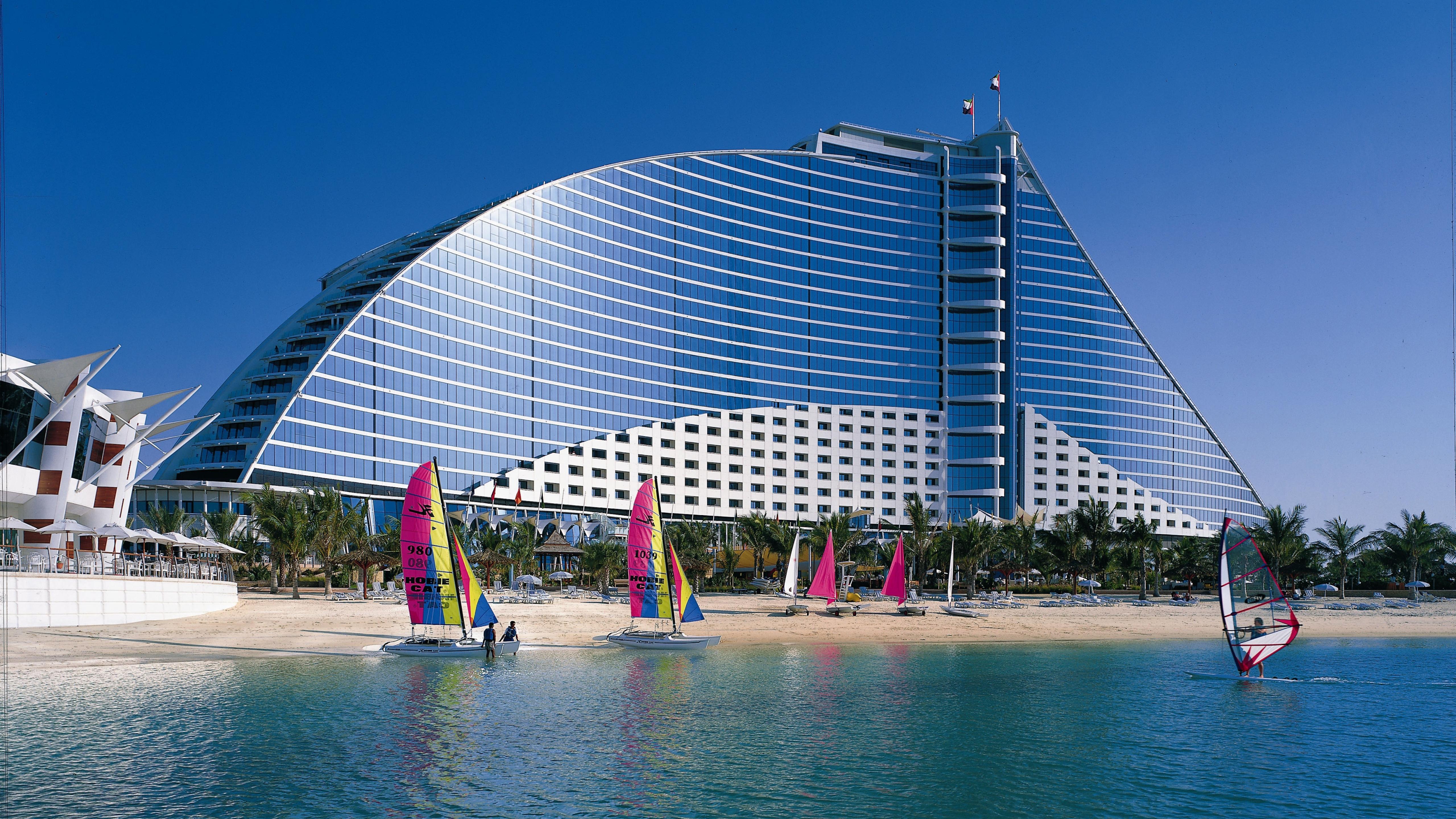 Download Wallpaper 5120x2880 Jumeirah hotel on the beach from Dubai