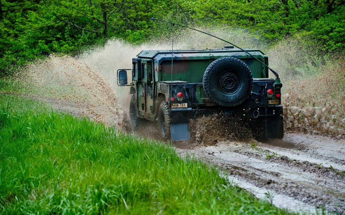Download Wallpaper Military Hummer going off road