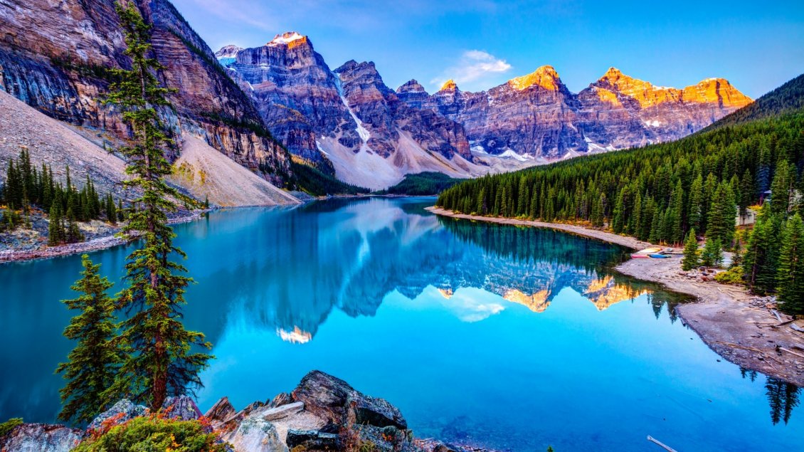 Download Wallpaper Blue lake in the mountains