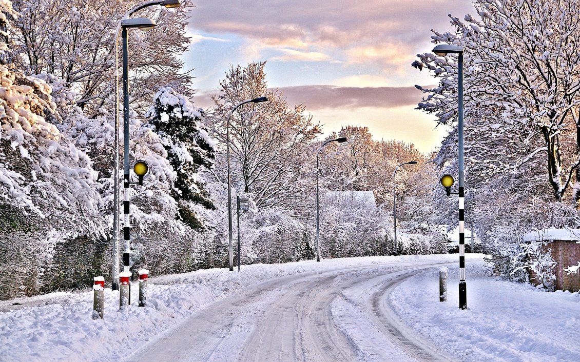 Download Wallpaper Snow on the road - winter in the village