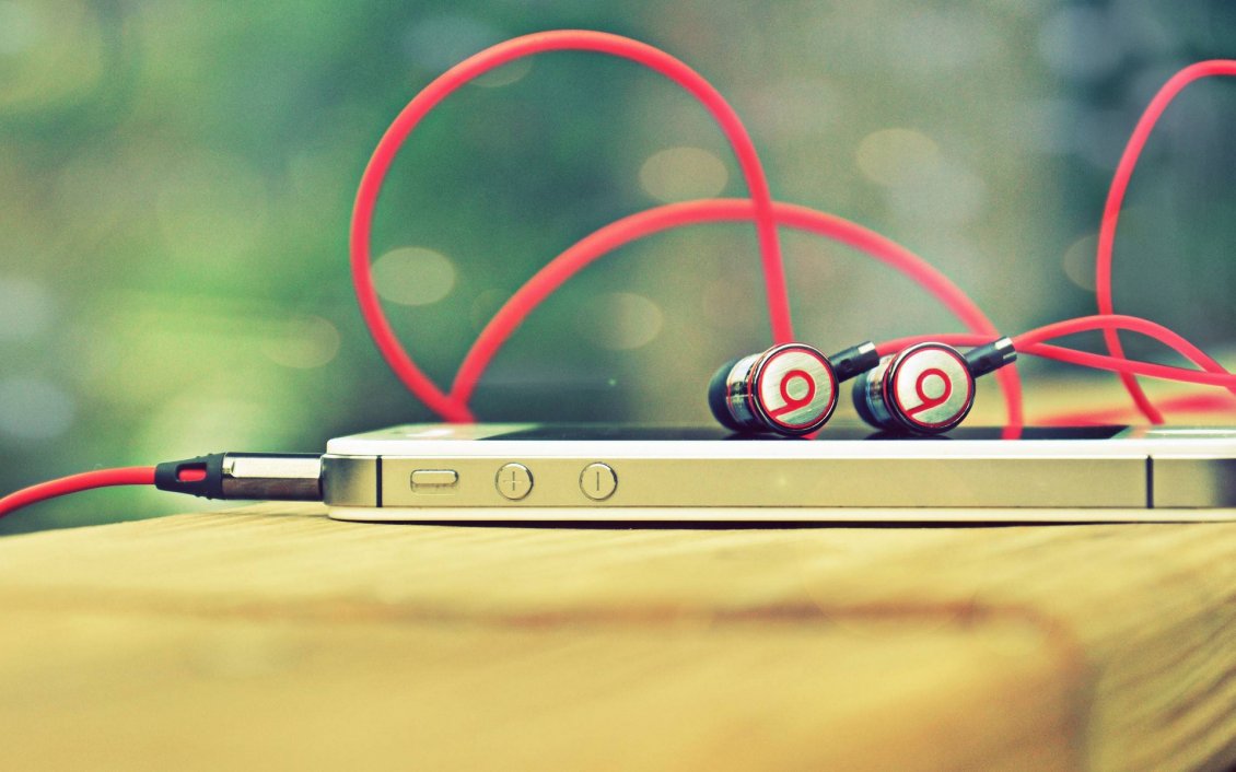Download Wallpaper Beats by Dr. Dre plugged to Iphone