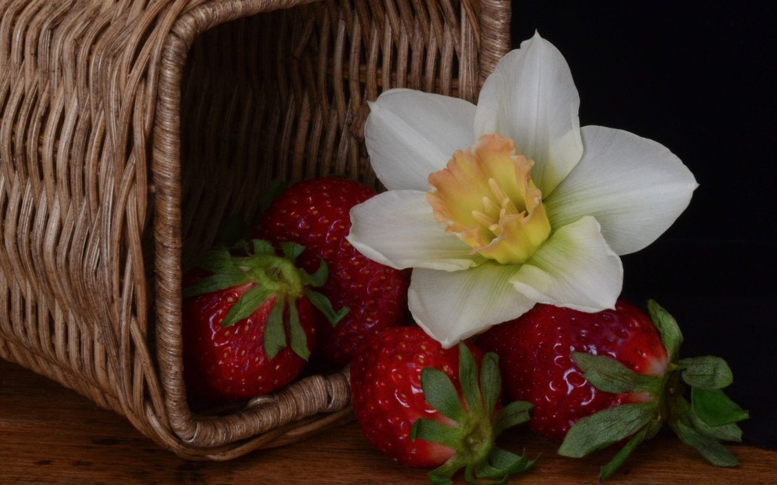 Download Wallpaper Inverted basket of strawberries and white daffodils