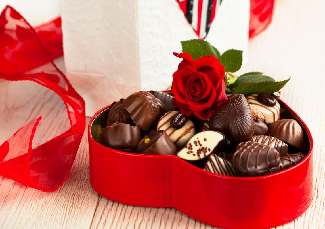 Download Wallpaper Praline chocolate in a heart with one red rose