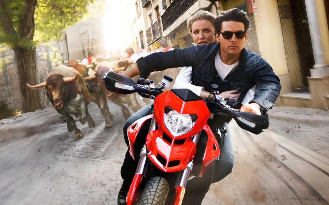 Download Wallpaper Knight And Day - Tom Cruise and Cameron Diaz with motorcycle