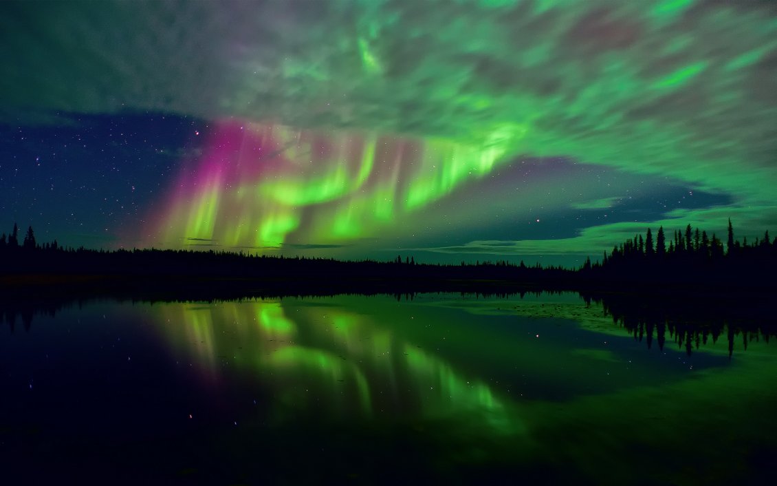 Download Wallpaper Aurora Borealis reflected in the water