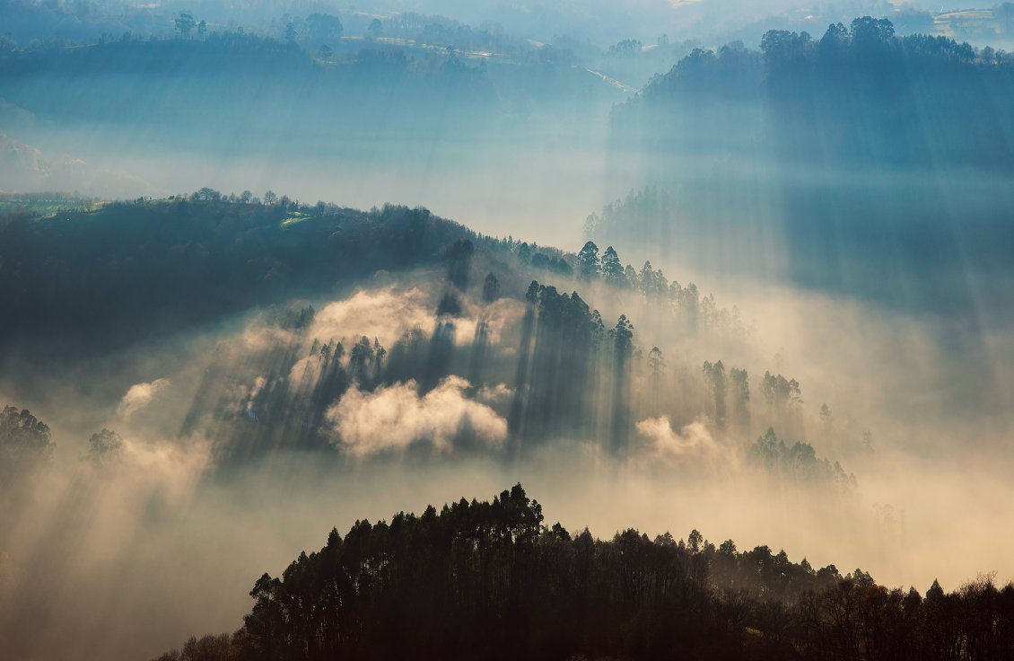 Download Wallpaper Sunbeams creeps through the mountains