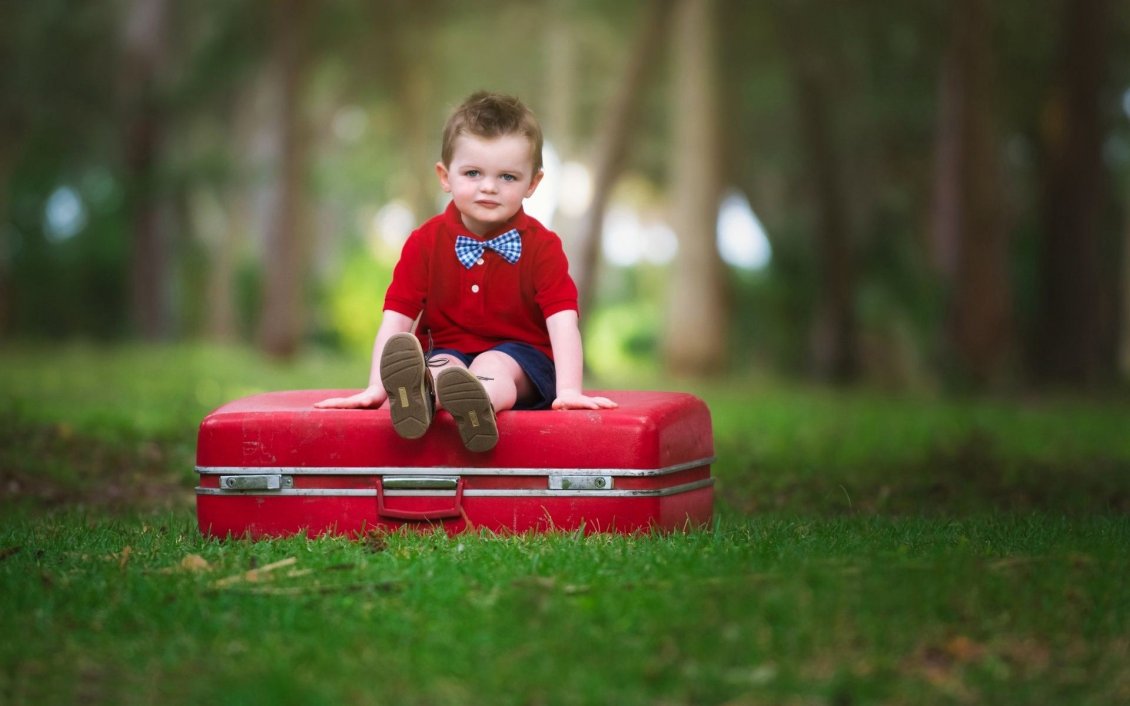 Download Wallpaper Cute baby boy with bow on a red suitcase