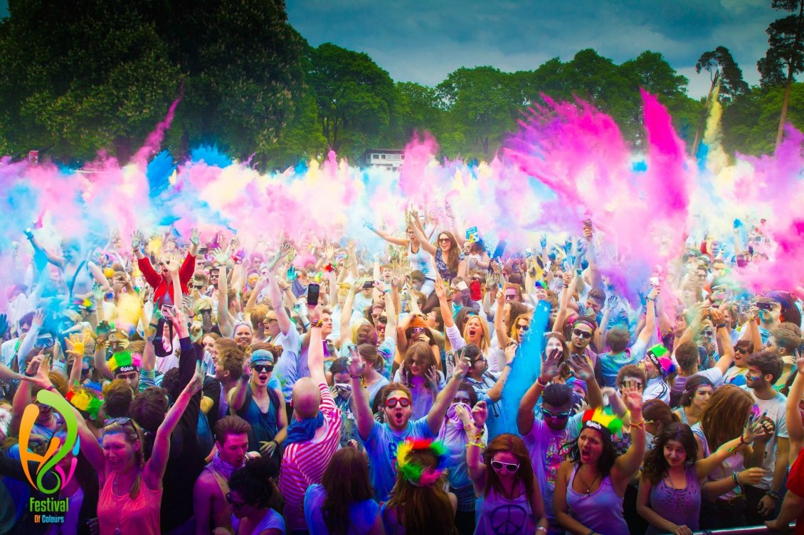 Download Wallpaper Festival of Colors - Many happy peoples