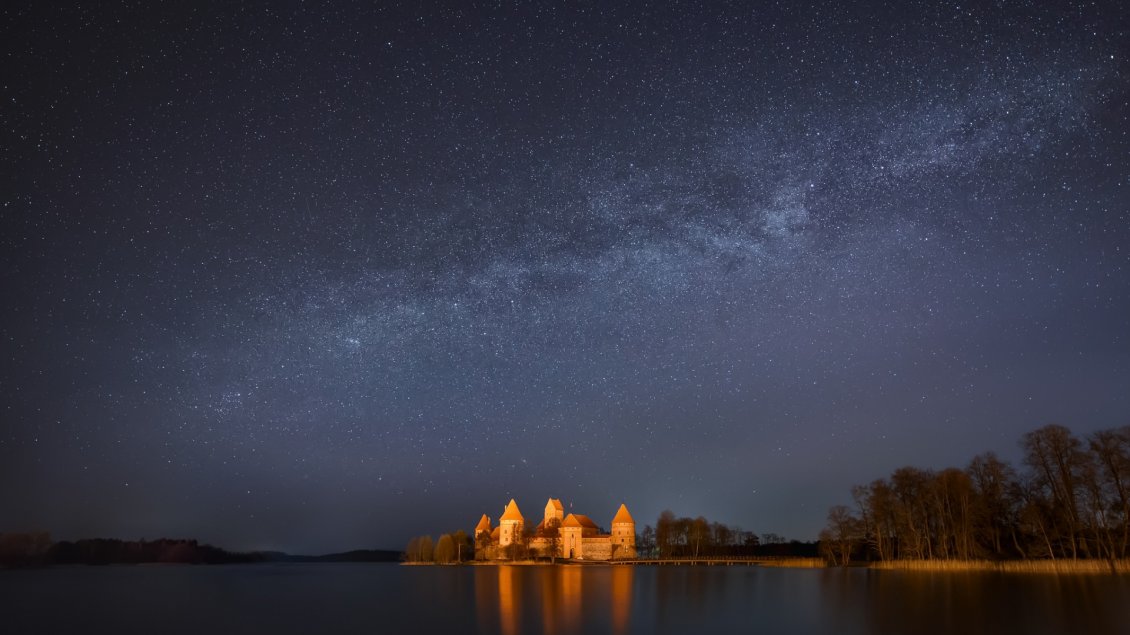 Download Wallpaper Trakai island, castle and lake under the stars