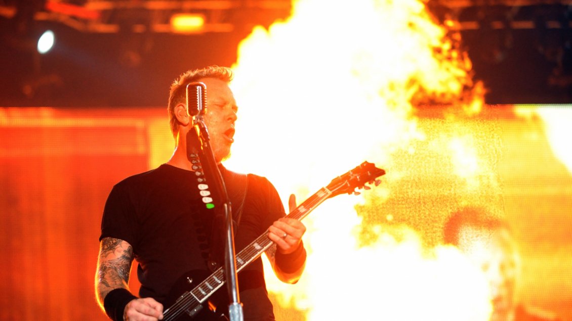 Download Wallpaper Metallica concert - James Hetfield with the guitar