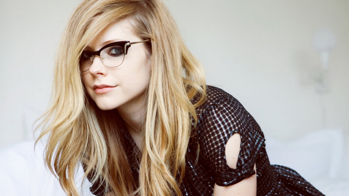 Download Wallpaper Avril Lavigne with glasses - American singer