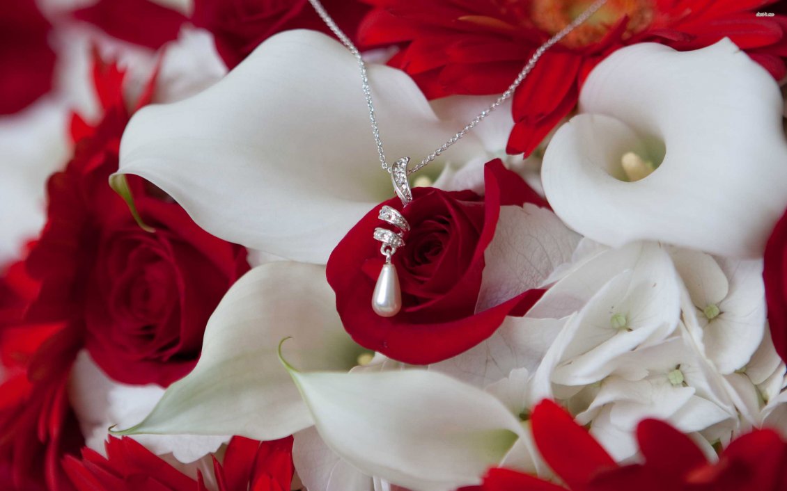 Download Wallpaper A necklace with a pearl on the white and red flowers