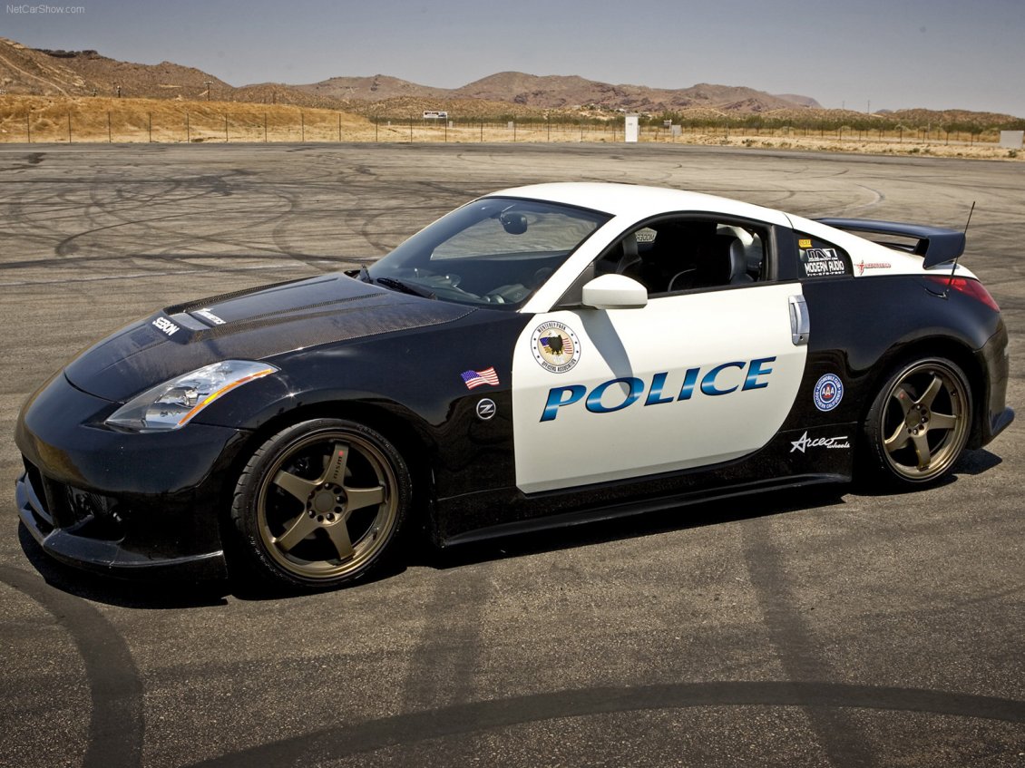 Download Wallpaper Police sport car on a track - Nissan 350Z