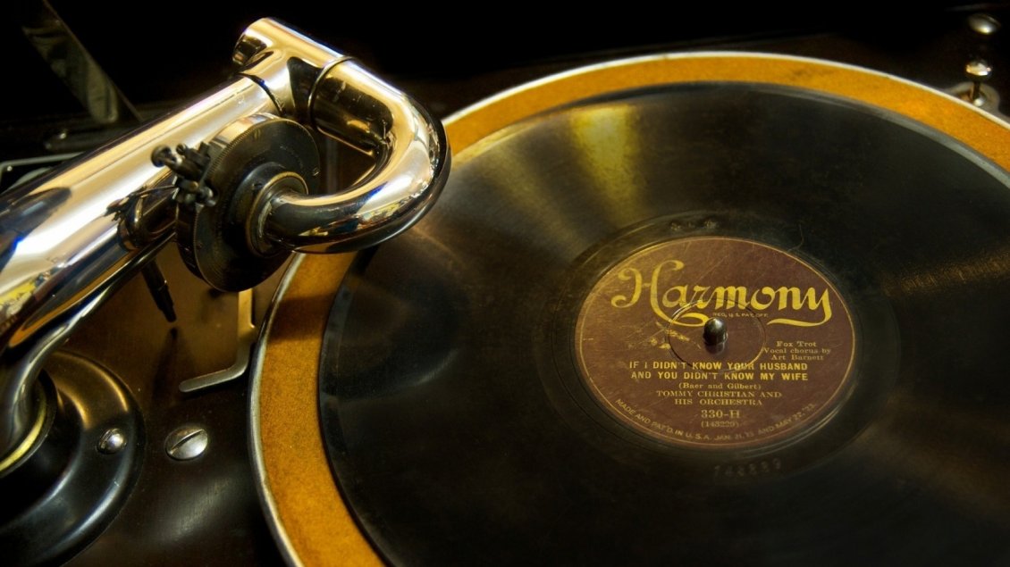 Download Wallpaper Old golden phonograph - Music wallpaper