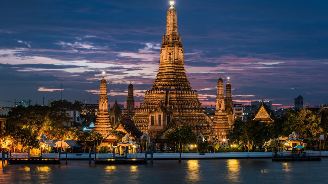 Download Wallpaper Beautiful buildings, Wat Arun in night