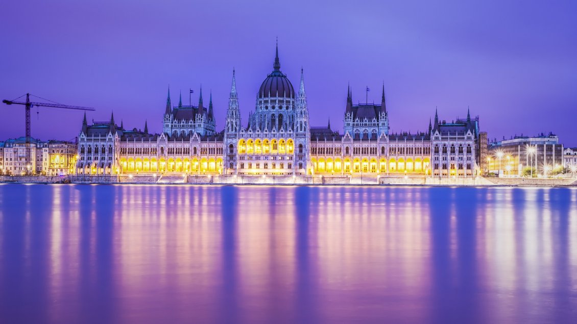 Download Wallpaper Stunning Budapest Parliament building lighted
