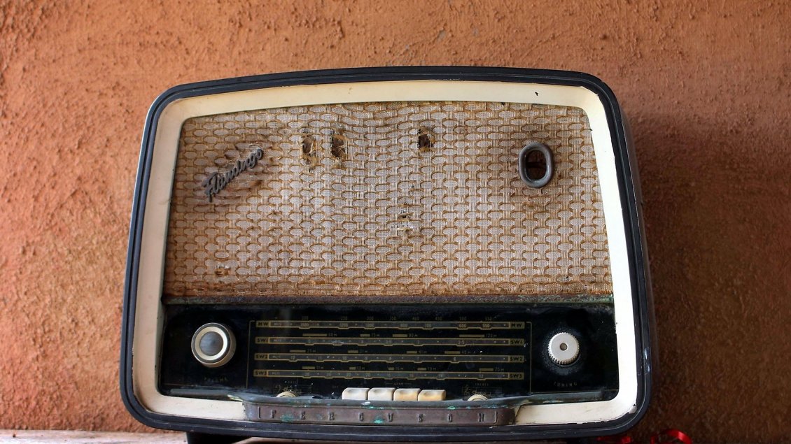 Download Wallpaper A vintage radio station - Flamingo old radio