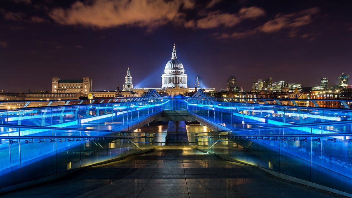 Download Wallpaper A beautiful night in London - Blue lights