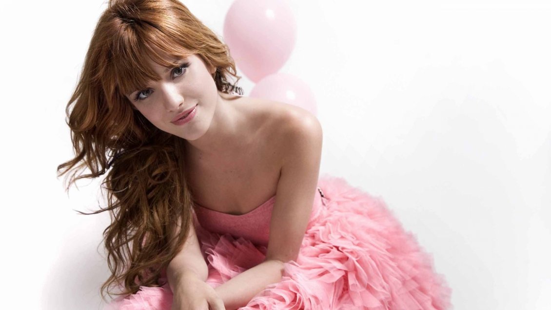 Download Wallpaper The actress Bella Thorne in a pink dress