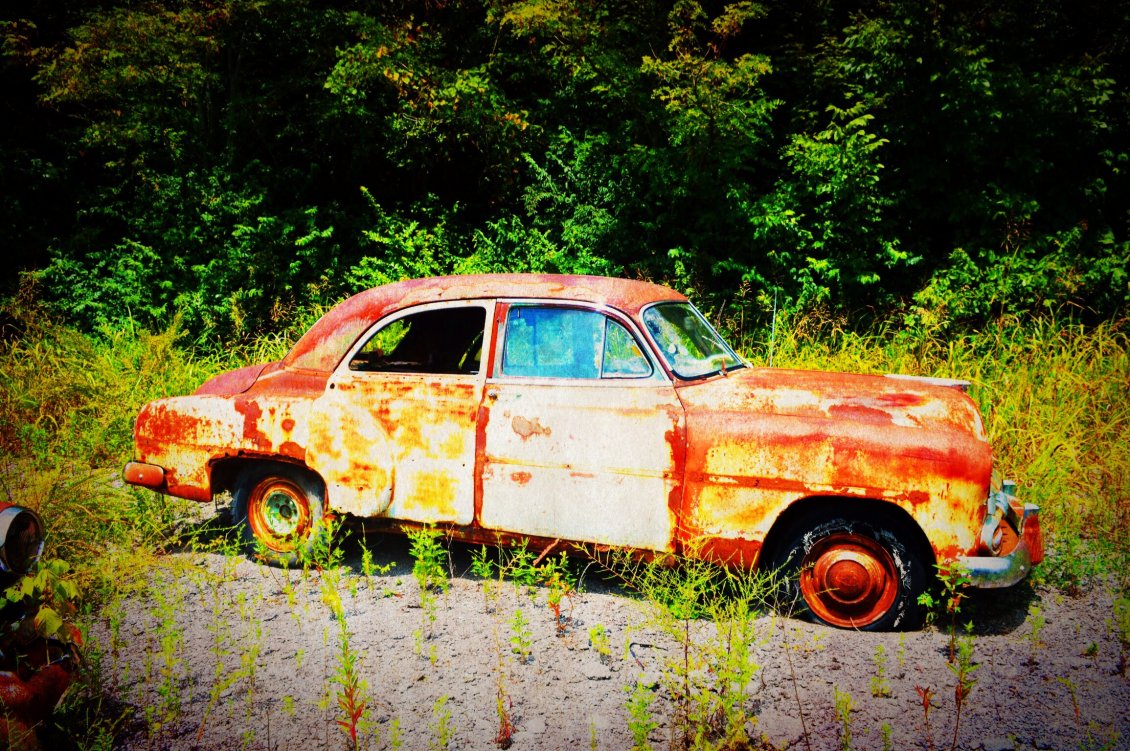 Download Wallpaper Abandoned car destroyed by rust