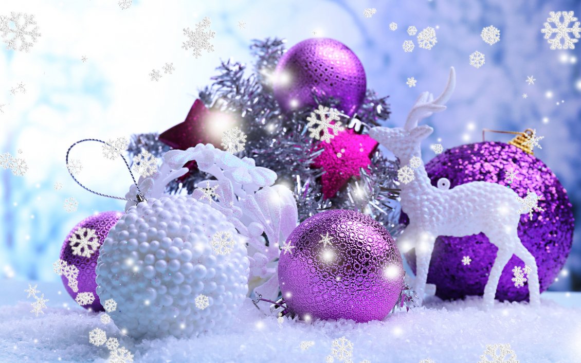Download Wallpaper Shiny purple and white Christmas balls - Big snowflakes