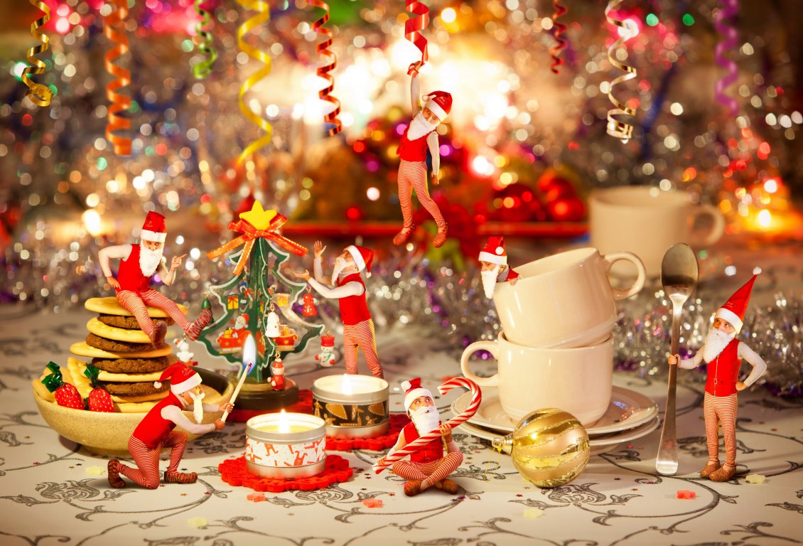 Download Wallpaper Santa's elves prepare for Christmas