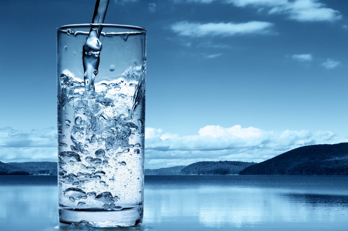 Download Wallpaper Mineral water in a glass - Wonderful lake in the background