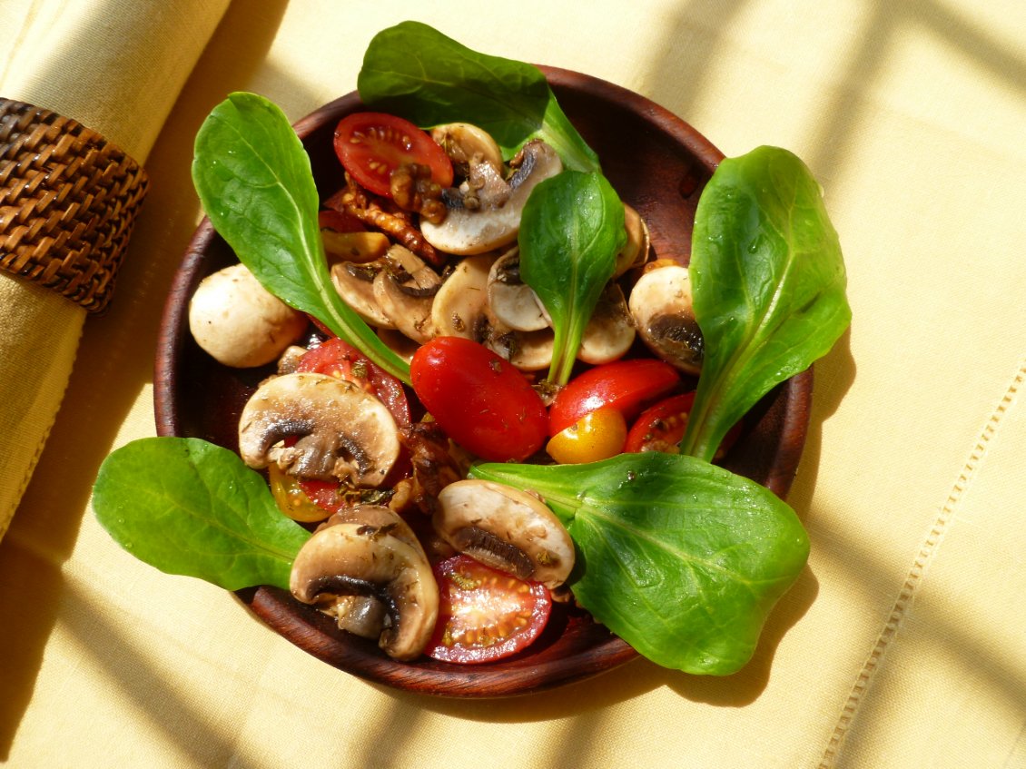 Download Wallpaper Delicious salad with mushrooms tomatoes and spinach