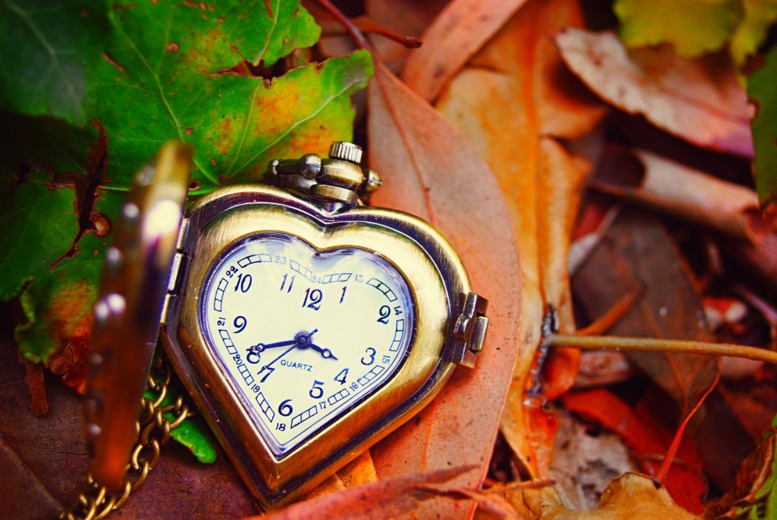 Download Wallpaper Heart clock - It's Autumn time
