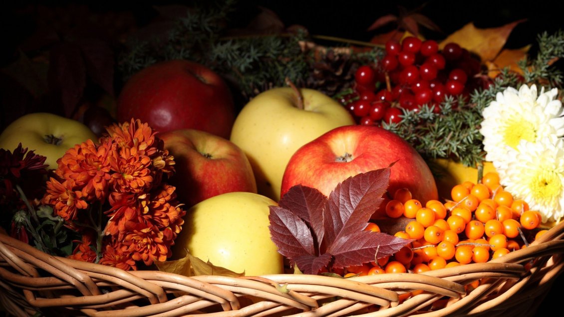 Download Wallpaper Autumn basket full with fruits - HD wallpaper