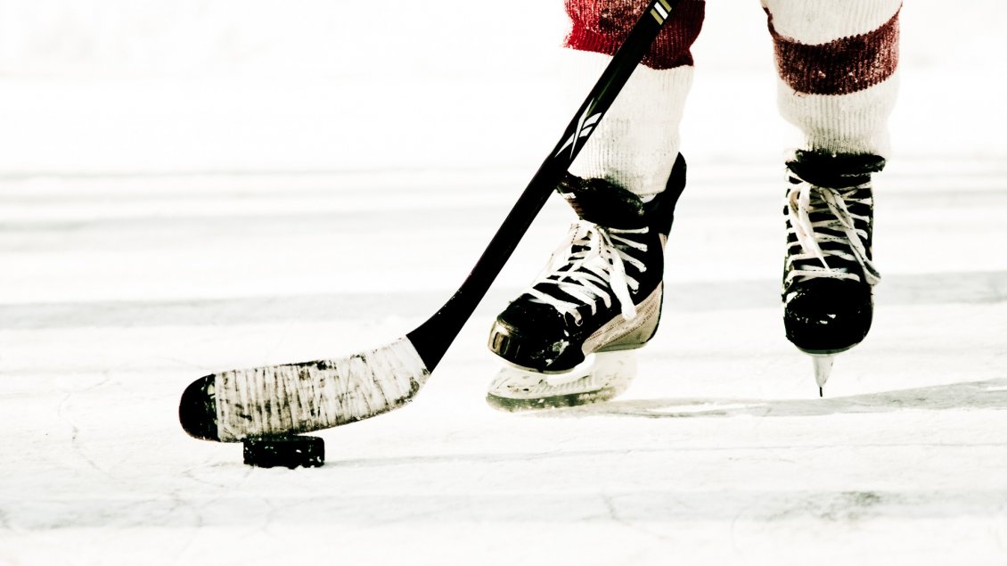 Download Wallpaper Preparing for shoot - hockey on ice - Winter sport time