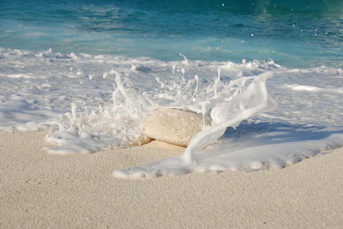 Download Wallpaper White stone hit by the ocean waves - Sand on the beach