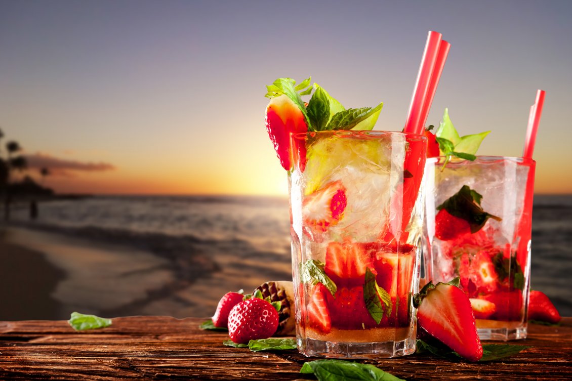 Download Wallpaper Delicious strawberry and mint cocktail at the beach