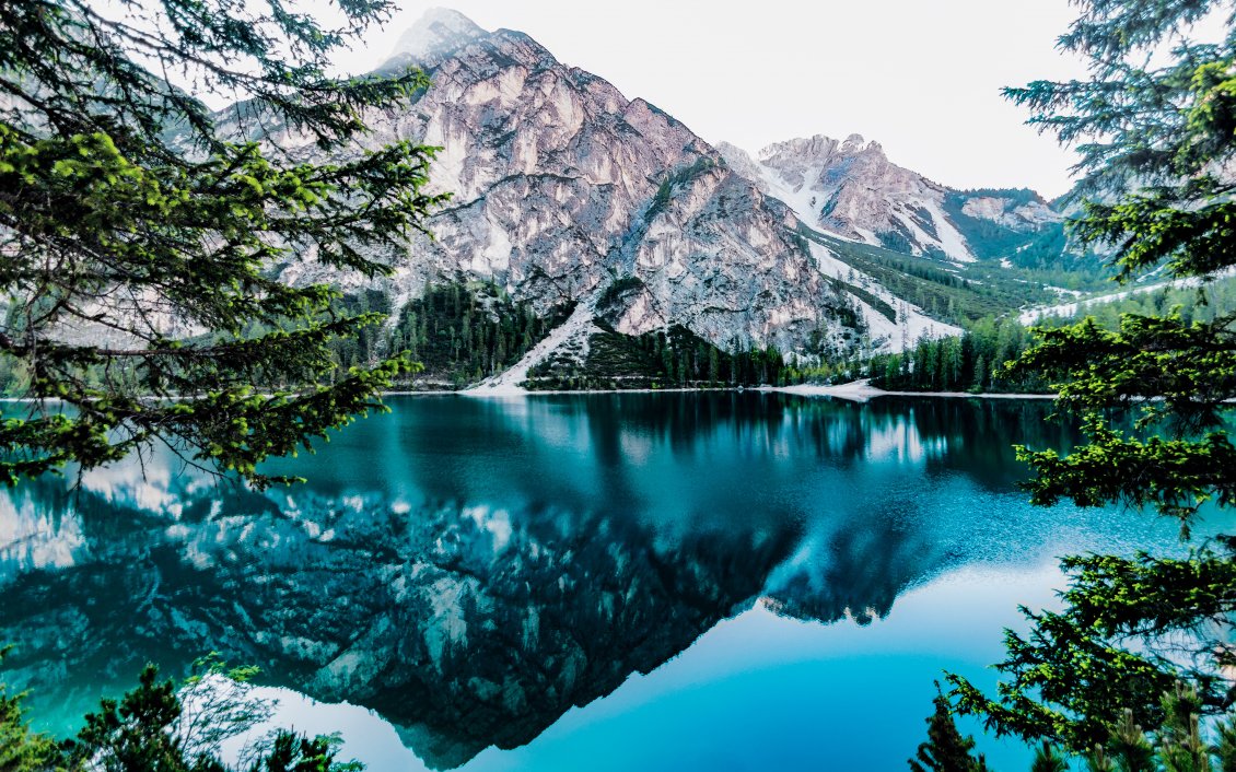 Download Wallpaper Wonderful blue water - Mirror in the mountain lake