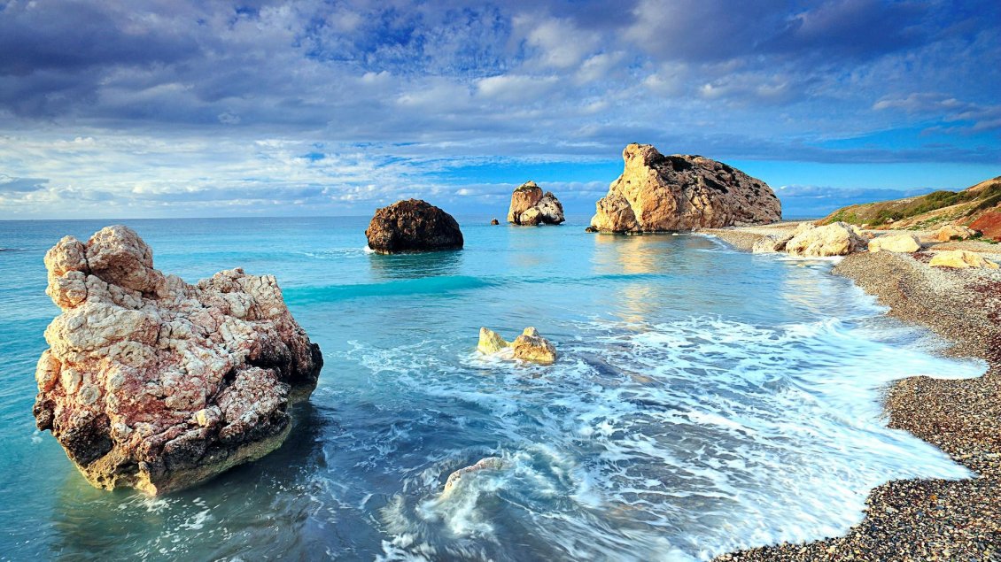 Download Wallpaper Wild beach with rocks - Wonderful water landscape