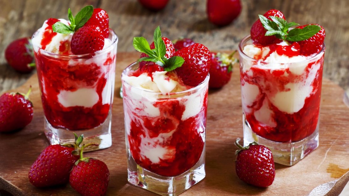 Download Wallpaper Cream and delicious red strawberries in glass cups