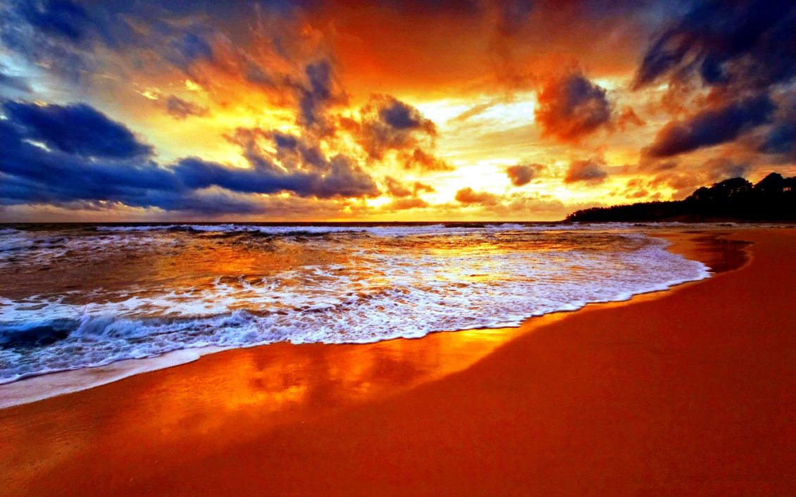 Download Wallpaper Red fire on the sky - Wonderful sunset over the ocean