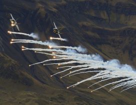 Fighter aircraft flares