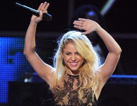 Shakira dances and sing on the scene