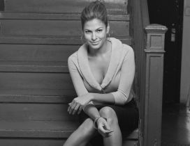 Black and white wallpaper with Eva Mendes on stairs