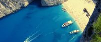 Boats at a famous beach in Greece - HD wallpaper