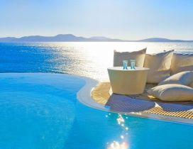 Good morning sunshine - Pool or ocean for relaxing time