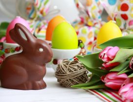 Chocolate bunny and Easter eggs candle - Pink tulips