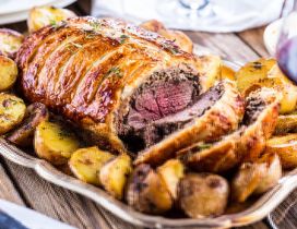 Delicious meat with potatoes with rosemary - HD wallpaper