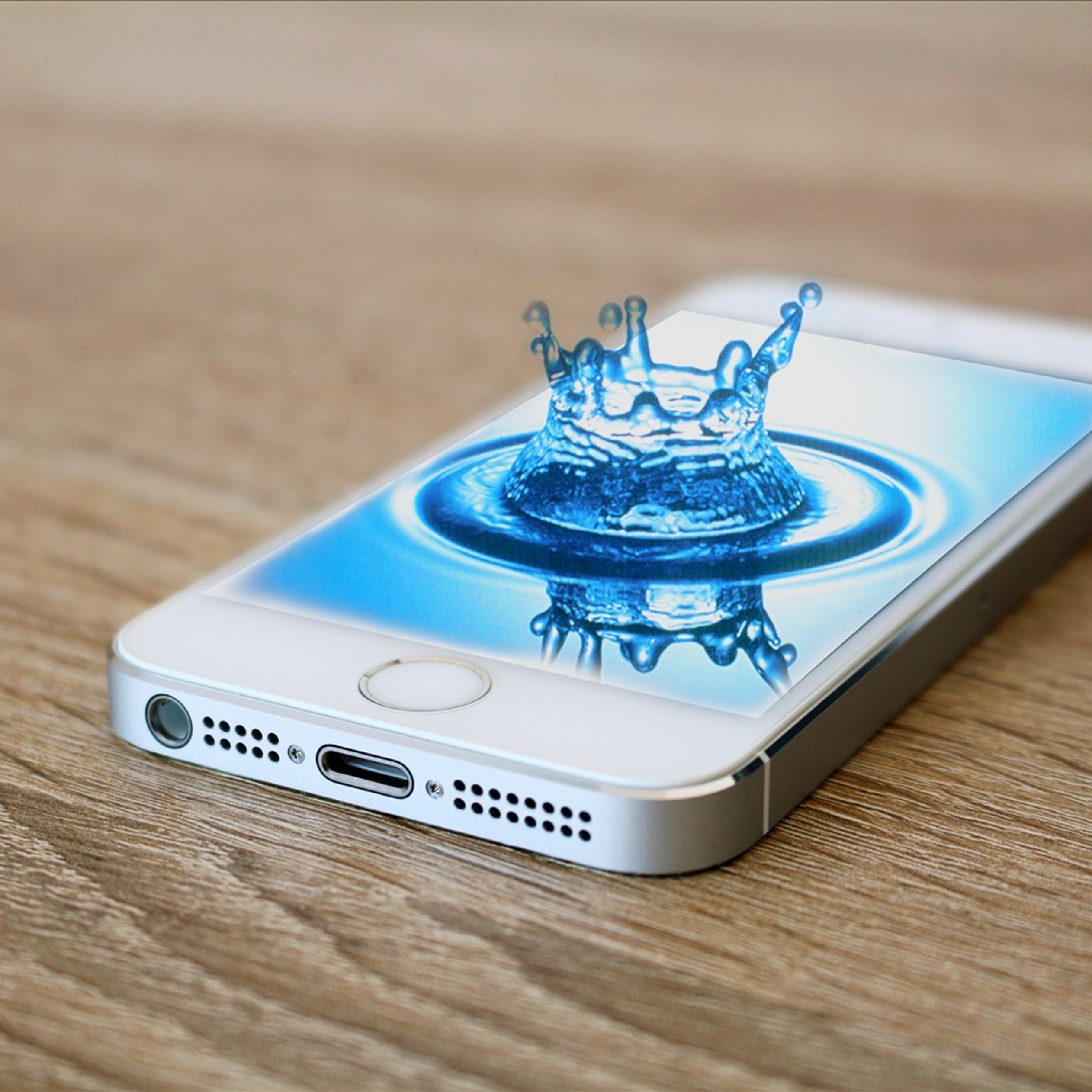 Splash water drop in iPhone 5s phone - Abstract 3D wallpaper