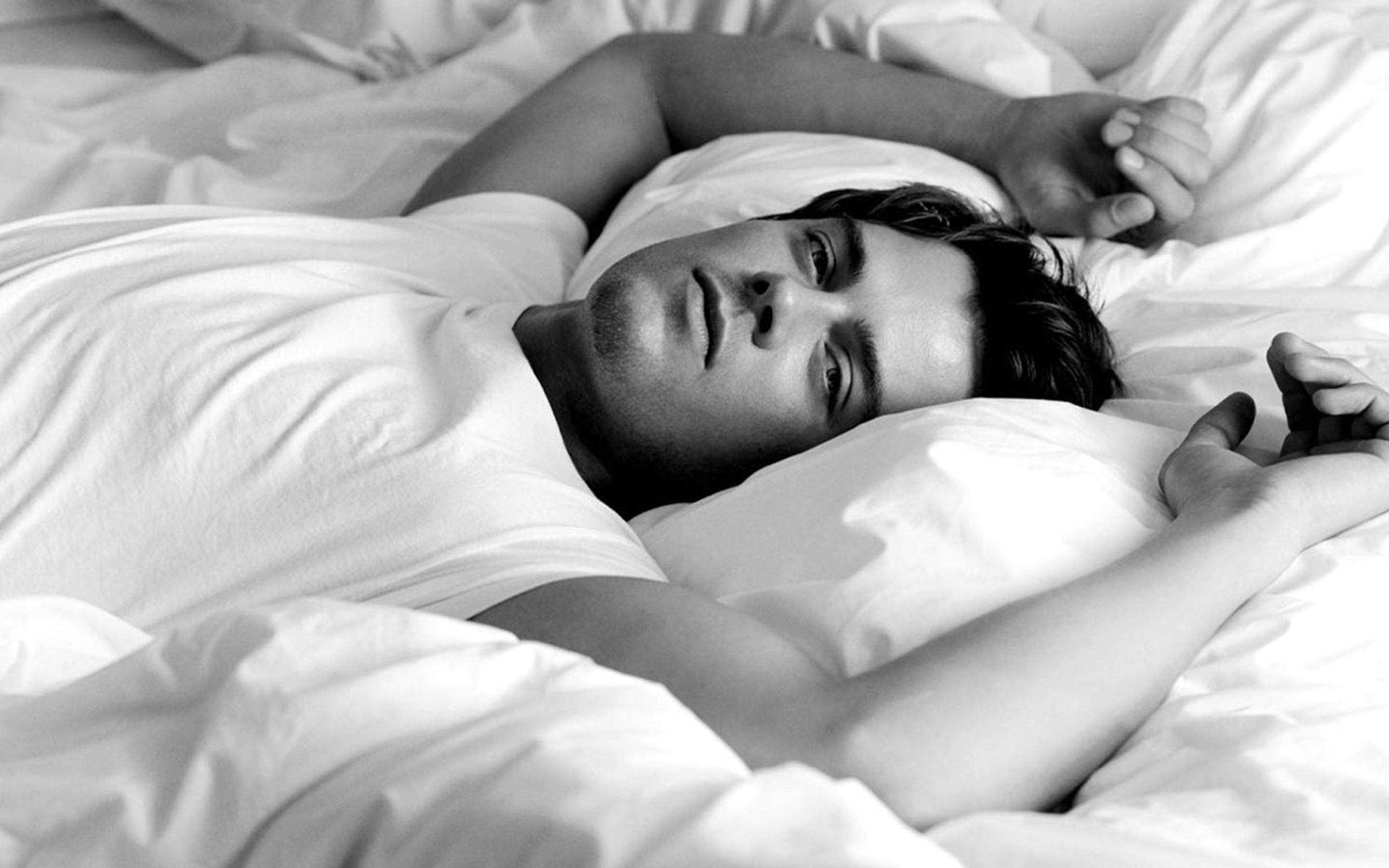 Что сказать мужчине в постели. Джош Дюамель Лас Вегас. Парень лежит в постели. Парень лежит на кровати. Парель лежит на кровати.
