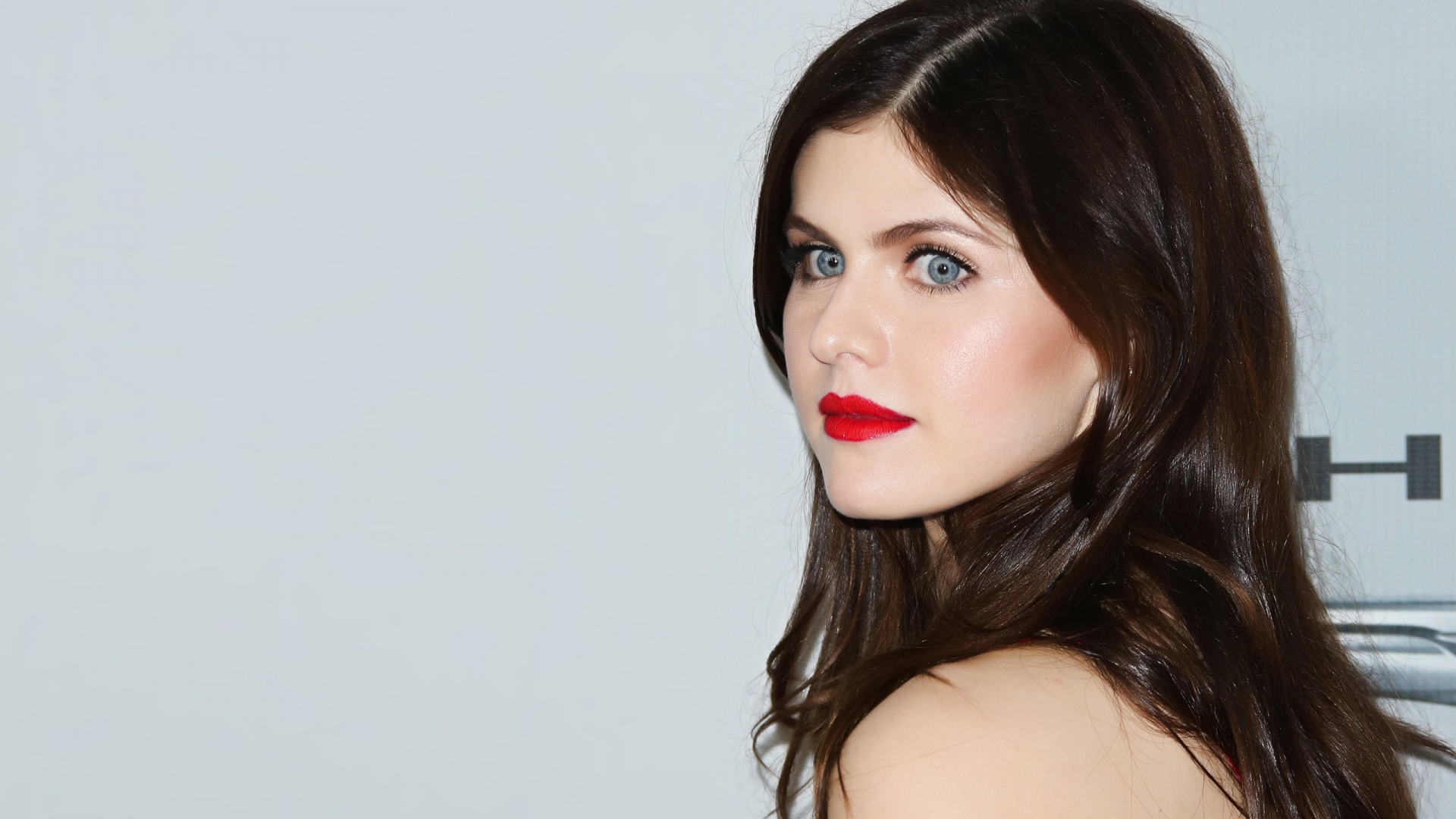 Alexandra Daddario Actress With Red Lips And Blue Eyes Wallpaper