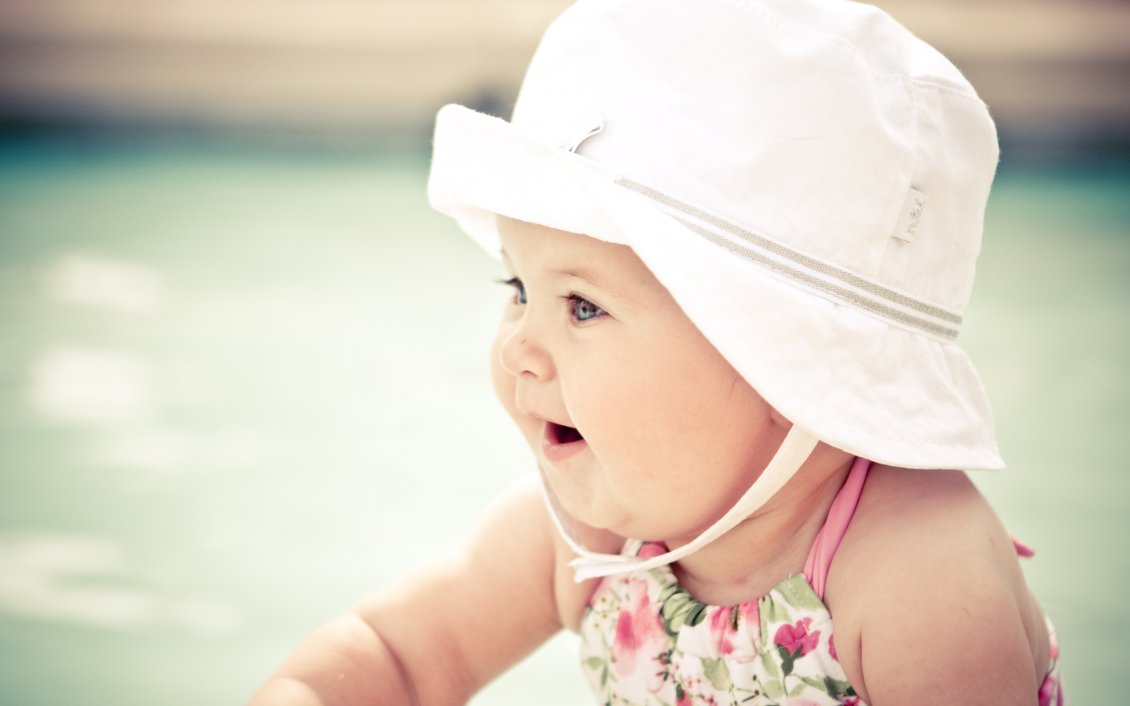 Download Wallpaper Cute baby girl with white hat