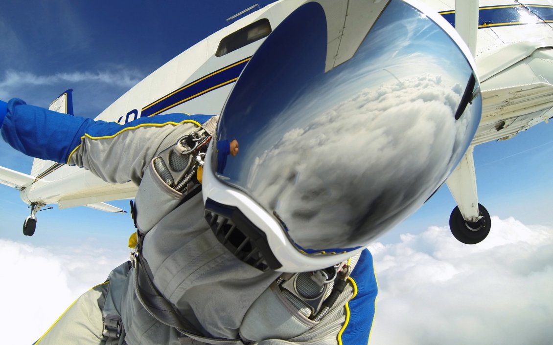 Download Wallpaper Selfie jumping off an airplane